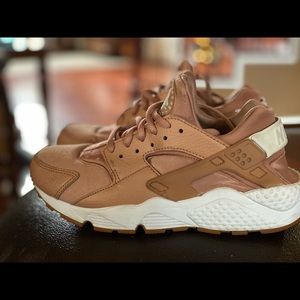 Wmns Huarache Run 'Rose Gold' size 7